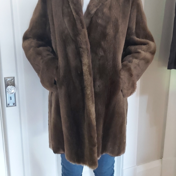 Lovely soft brown vintage Scottish fur coat - Picture 2 of 7